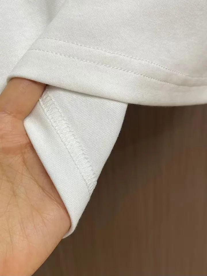 "𝙉𝙚𝙬🤍🖤 Balenciaga" 2026 Autumn and Winter Counter New Arrival Fashionable and casual bottoming shirt, long-sleeved T-shirt, made of high-density pure cotton fabric with exquisite original logo. It has both comfort and breathability, and is extremely soft. It is very handsome whether worn alone or as an inner layer. It conforms to men’s practical dressing habits and pursues luxury, noble and elegant style, creating extraordinary men’s taste. The visual effect is very good, the grade is very high, simple and fashionable, and it is a must-have choice for leisure and business! Color: White Black Sizes: S M L